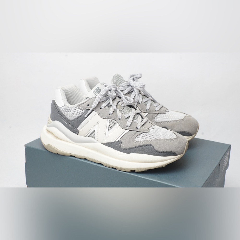 New Balance - 9060 - Grade School - Kids Size: 4 Women: 6.5